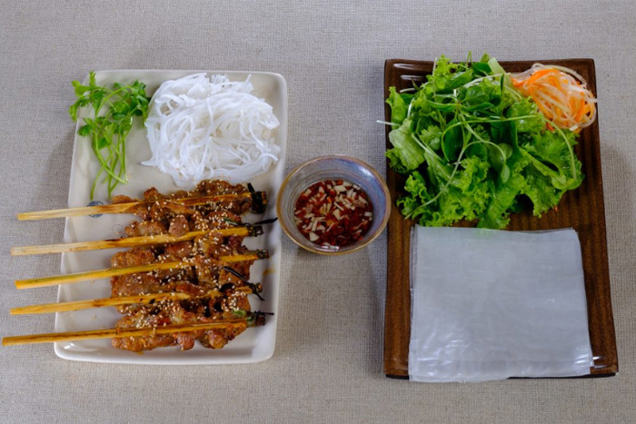 Bánh ướt thịt nướng (Wet cake with grilled meat)